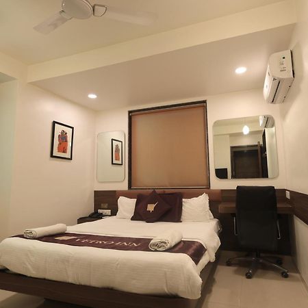 Hotel Vetro Inn Surat Exterior photo