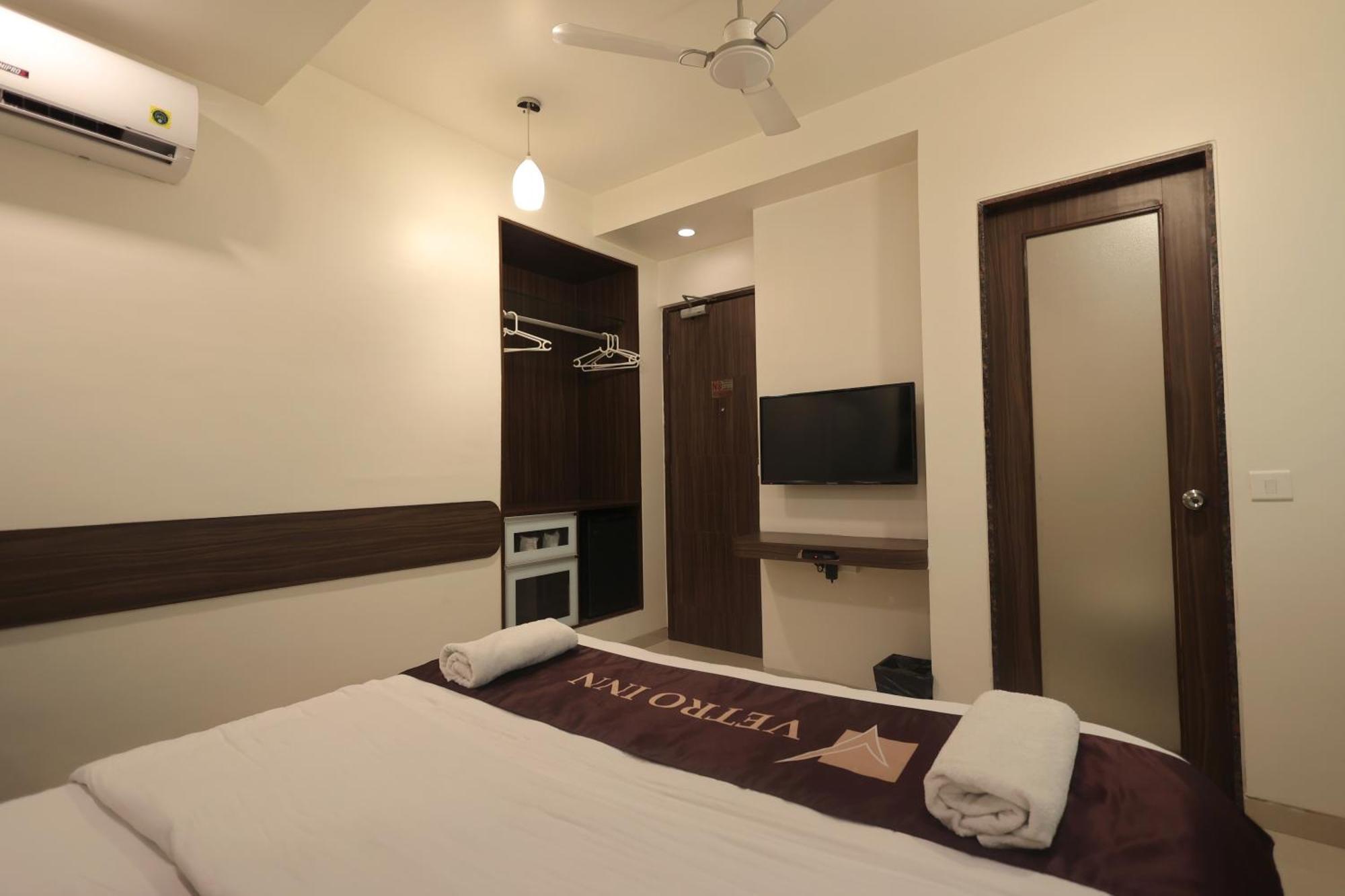 Hotel Vetro Inn Surat Exterior photo
