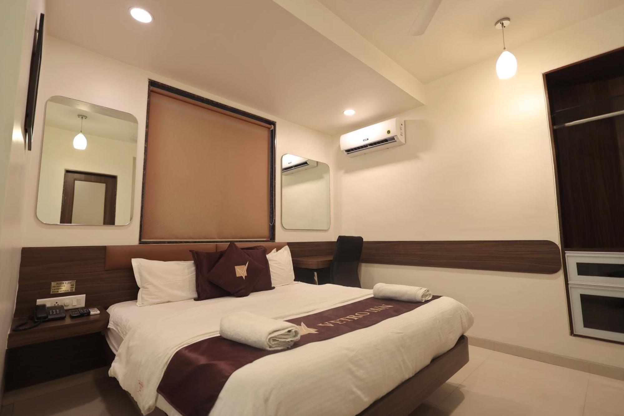 Hotel Vetro Inn Surat Exterior photo