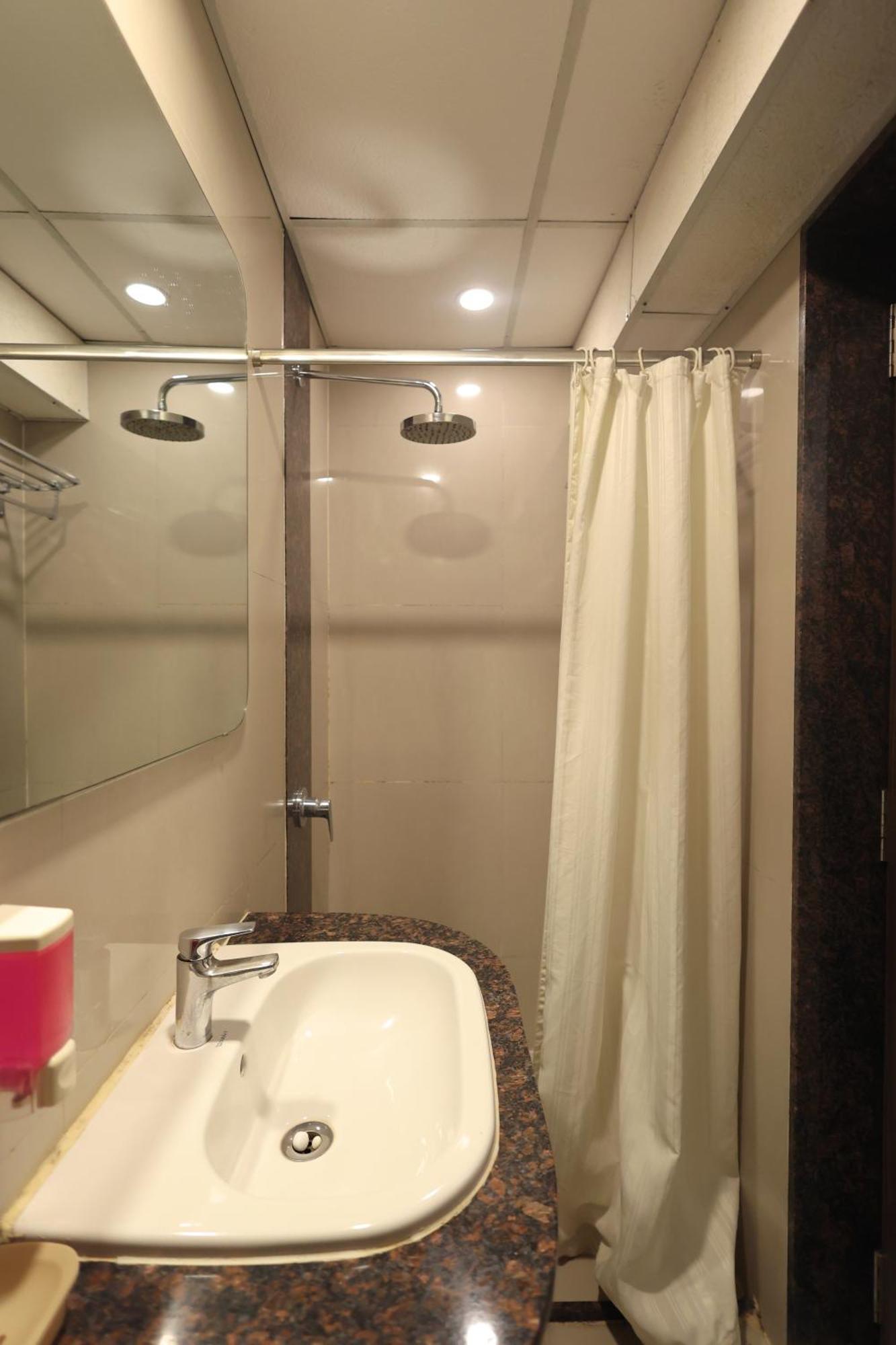 Hotel Vetro Inn Surat Exterior photo