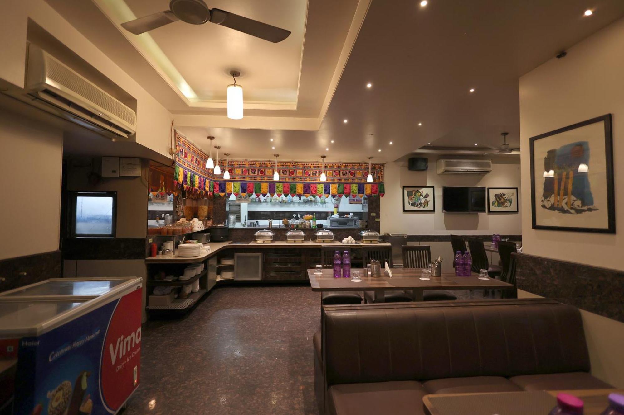 Hotel Vetro Inn Surat Exterior photo