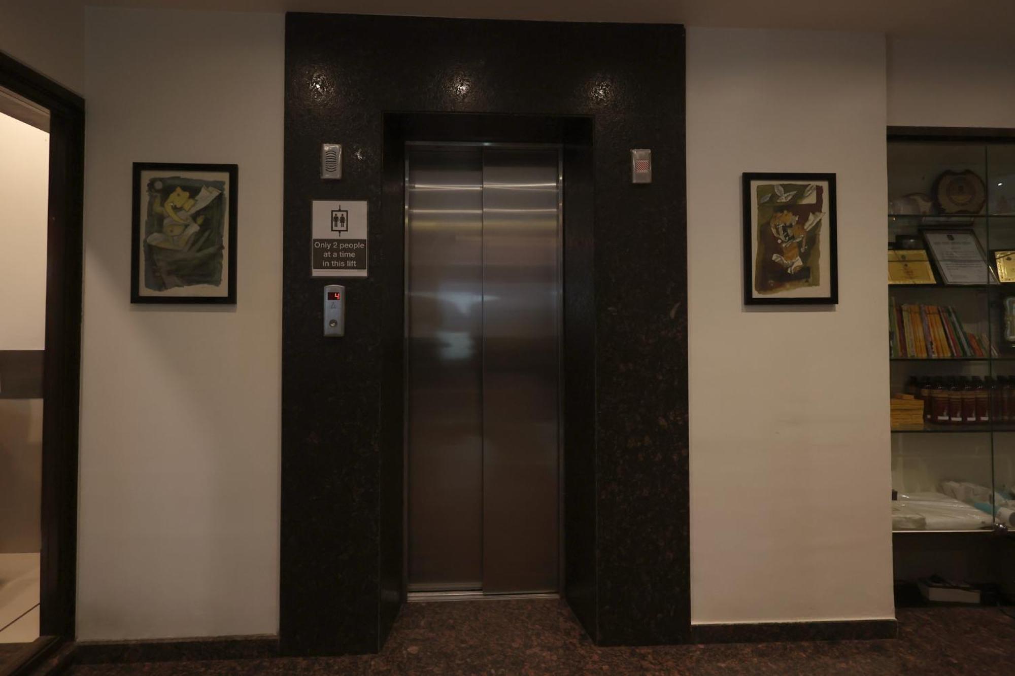 Hotel Vetro Inn Surat Exterior photo