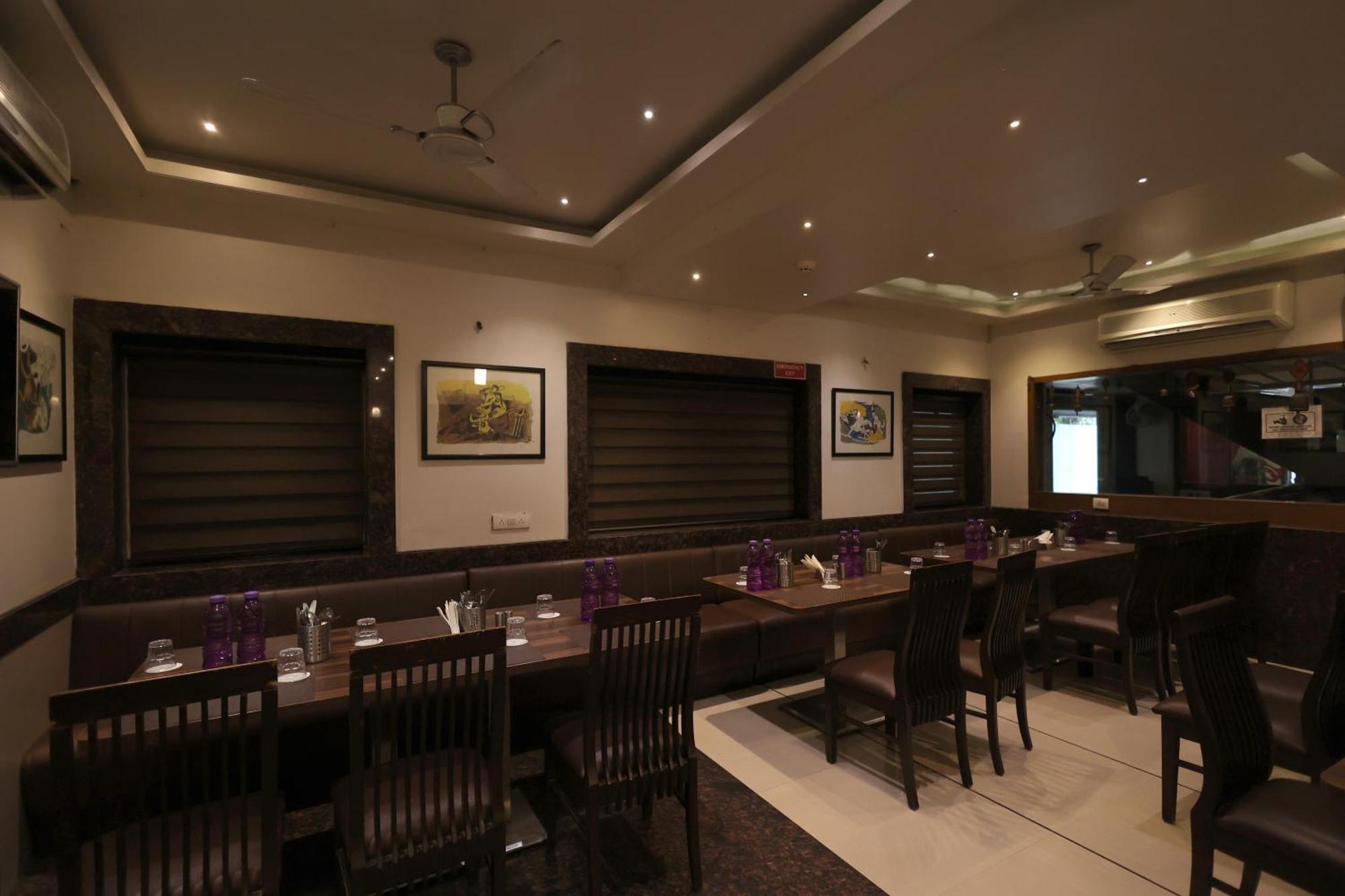 Hotel Vetro Inn Surat Exterior photo