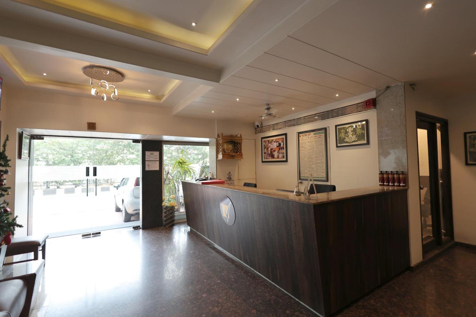 Hotel Vetro Inn Surat Exterior photo