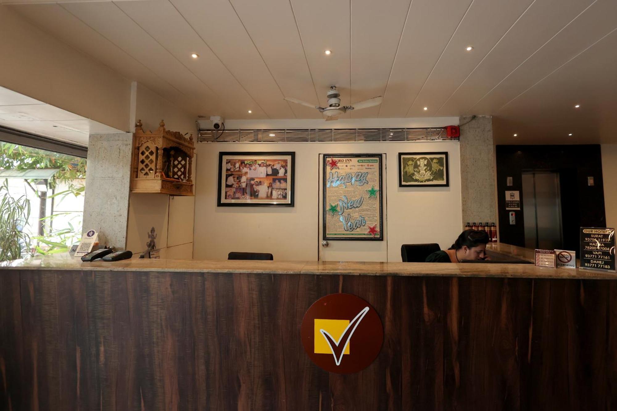 Hotel Vetro Inn Surat Exterior photo