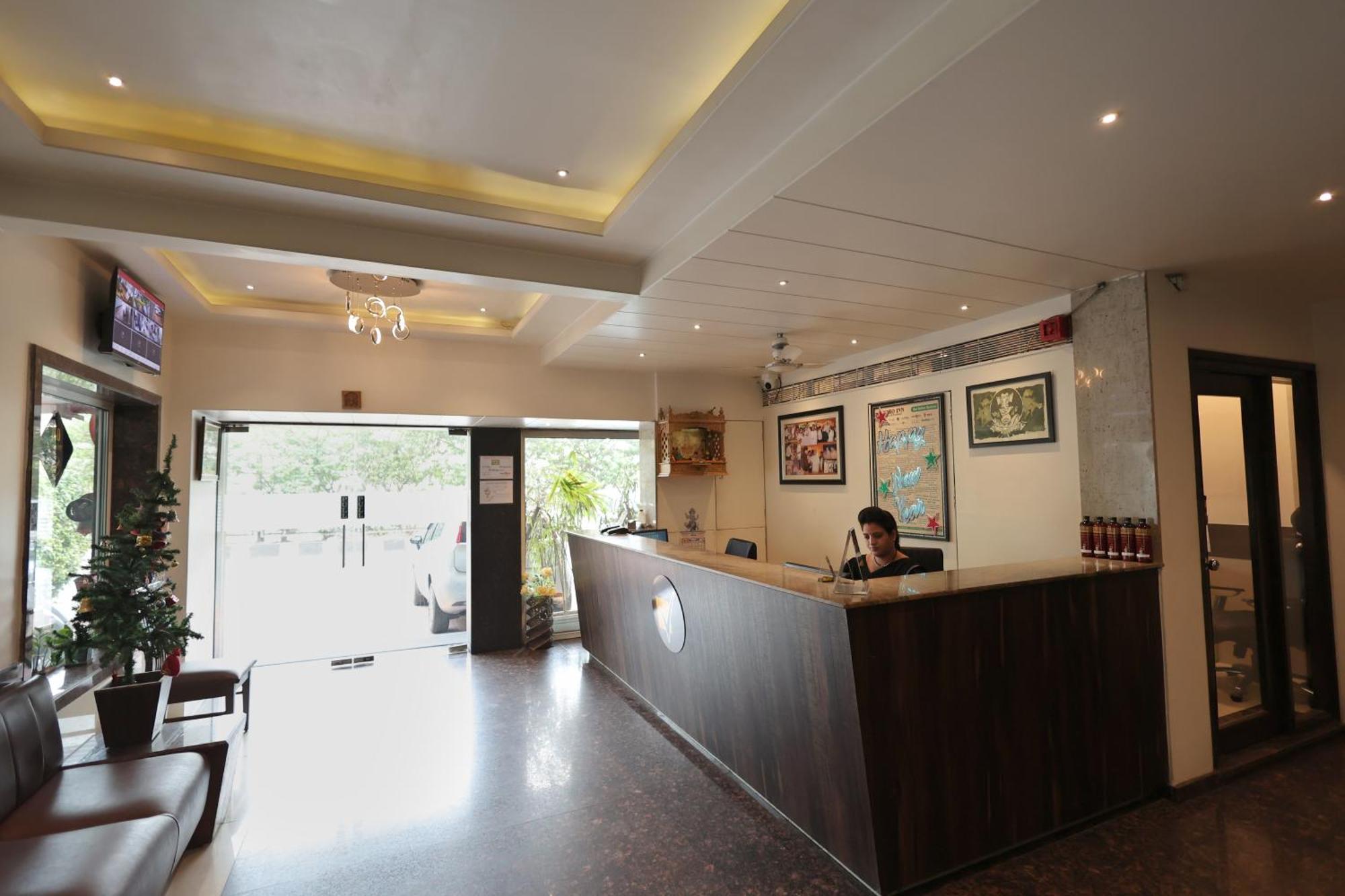 Hotel Vetro Inn Surat Exterior photo