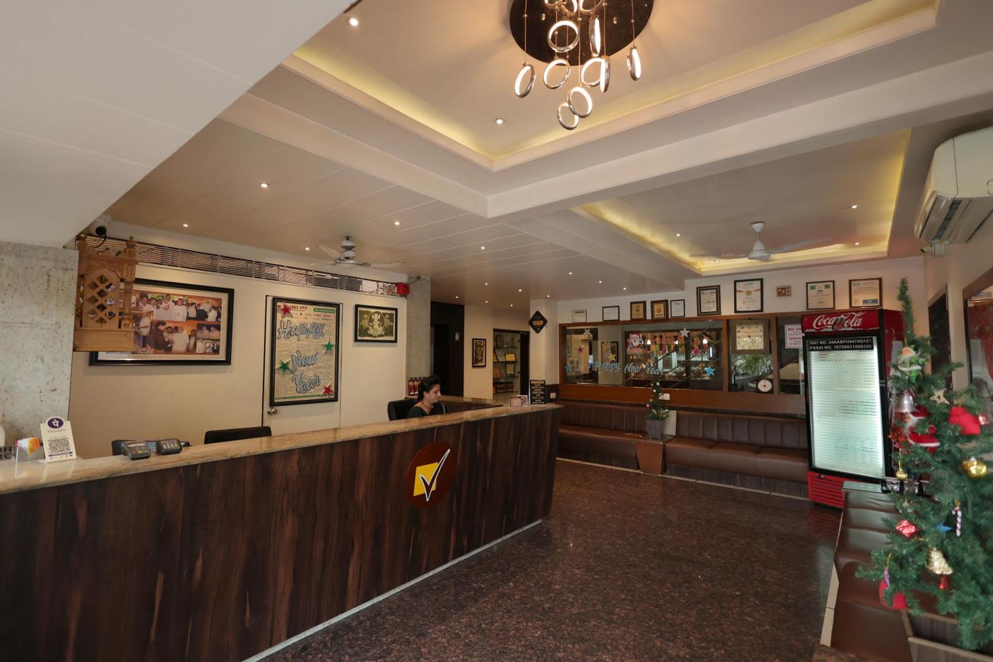 Hotel Vetro Inn Surat Exterior photo